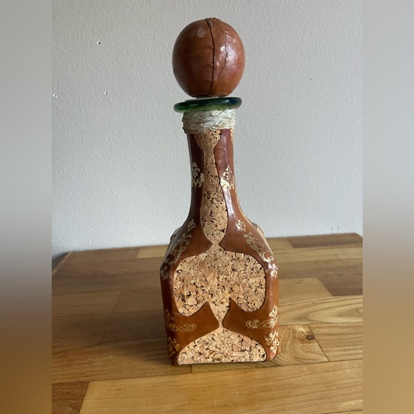 Vintage Leather and Cork Decanter - Made in Italy - Picture 2 of 6
